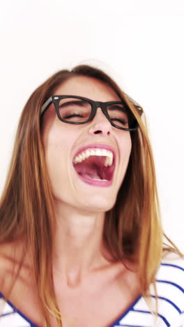bonita morena con gafas