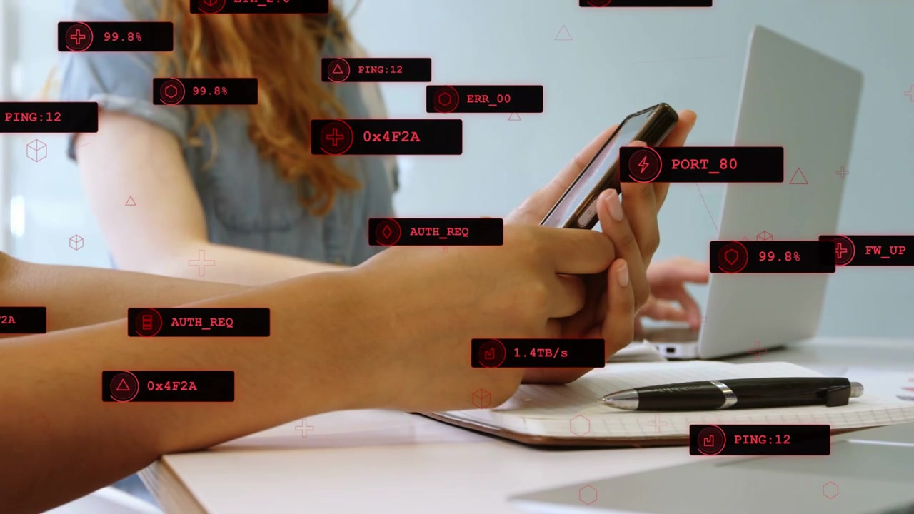 Mão em primeiro plano segurando e tocando no telefone, fazendo com que um HUD exiba o status da rede enquanto um colega digita.