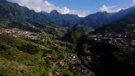 Impresionantes-Vistas-Sobrevolando-La-Torre-Del-Reloj-De-La-Iglesia-De-La-Capilla-De-Fátima-En-Madeira