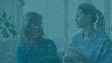 animación de la fórmula química sobre una mujer caucásica médico y paciente