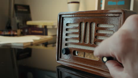 primer plano de la vieja radio vintage de madera y sintonización manual de canales de radio con perilla de ajuste