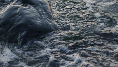 Wasser-Plätschert-Auf-Den-Felsen-Am-Meeresufer