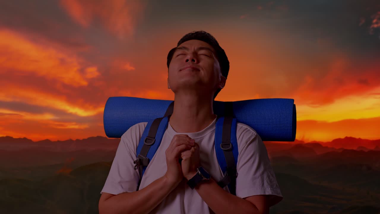 viajero orando al atardecer