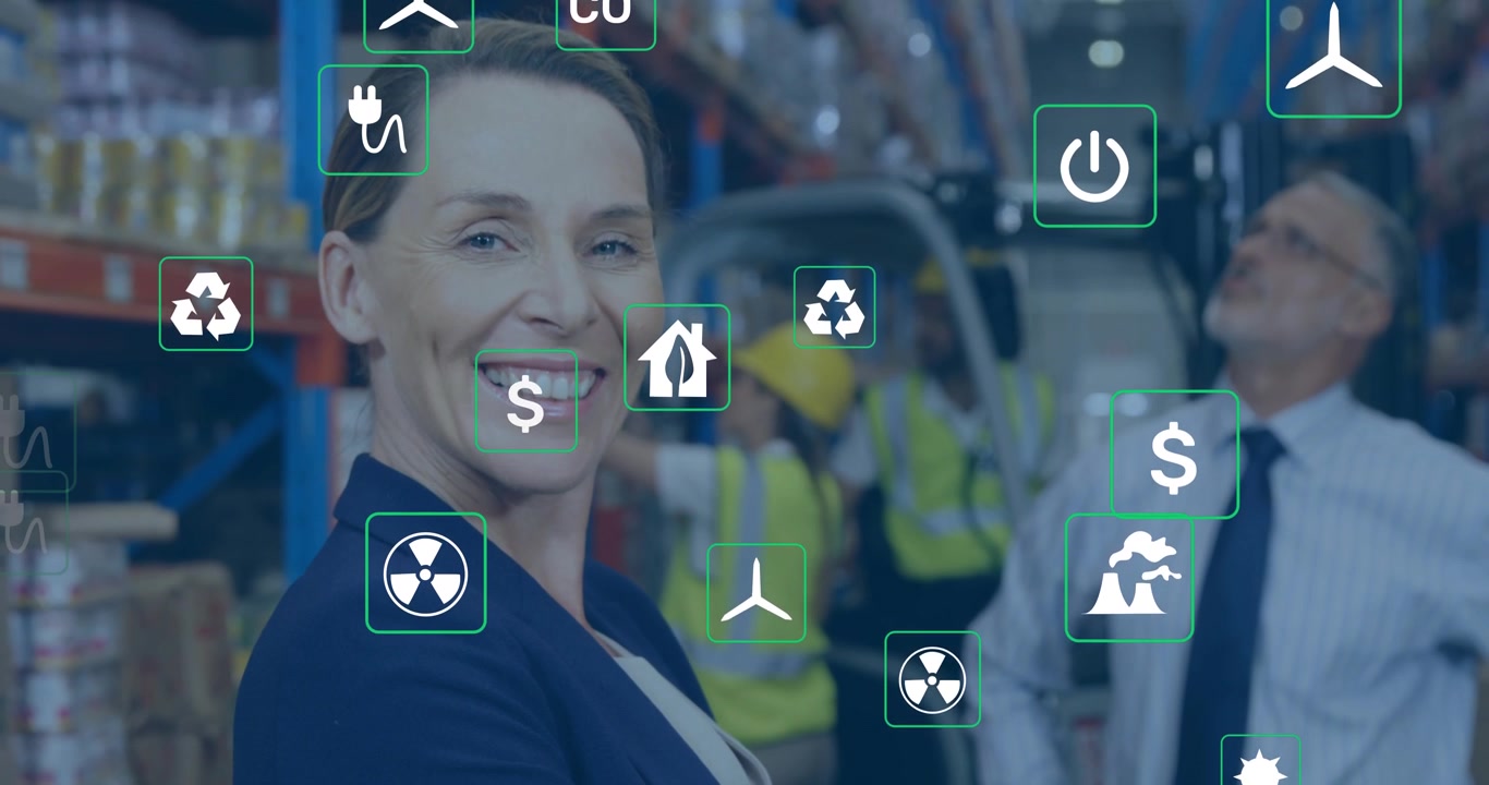 Imprenditrice sorridente in un magazzino con icone animate di ambiente ed energia