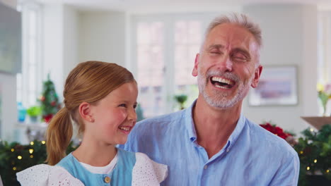 familia de varias generaciones celebrando navidad en casa comiendo juntos alrededor de la mesa