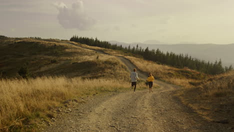 Sportlicher-Mann-Und-Frau-Joggen-In-Der-Naturlandschaft.-Läufer-Trainieren-Gemeinsam