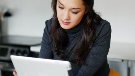 Schöne-Frau-Mit-Digitalem-Tablet-In-Der-Küche