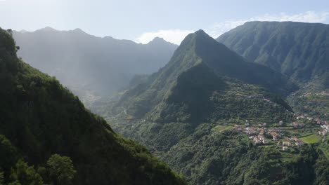 在馬德拉 (madeira) 的一個山谷的無人機拍攝