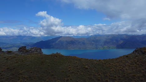 drone 4k alrededor de las montañas cerca de wanaka y el lago hawea