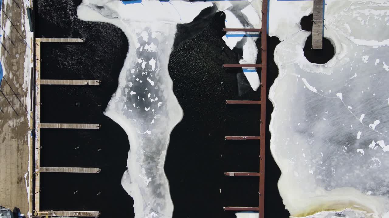 머스키건 호수 기슭의 해동 부두 추적