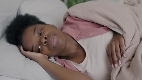 mujer durmiendo en la cama