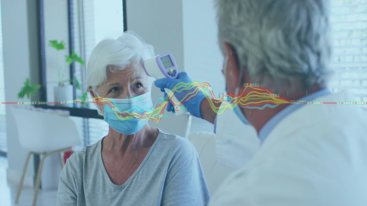 Animazione di elaborazione dati su un medico caucasico che misura la temperatura di una signora anziana.