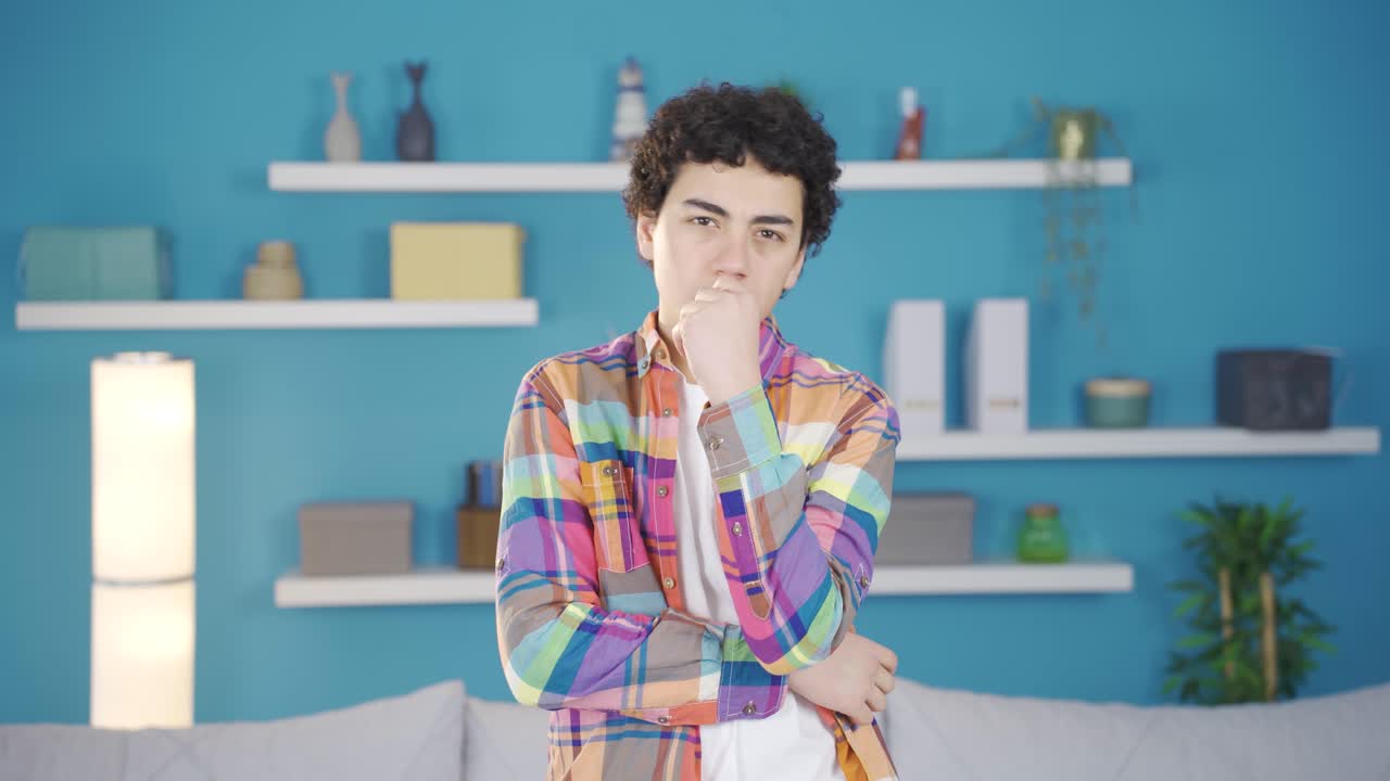 el chico mirando a la cámara curiosamente pensativo.