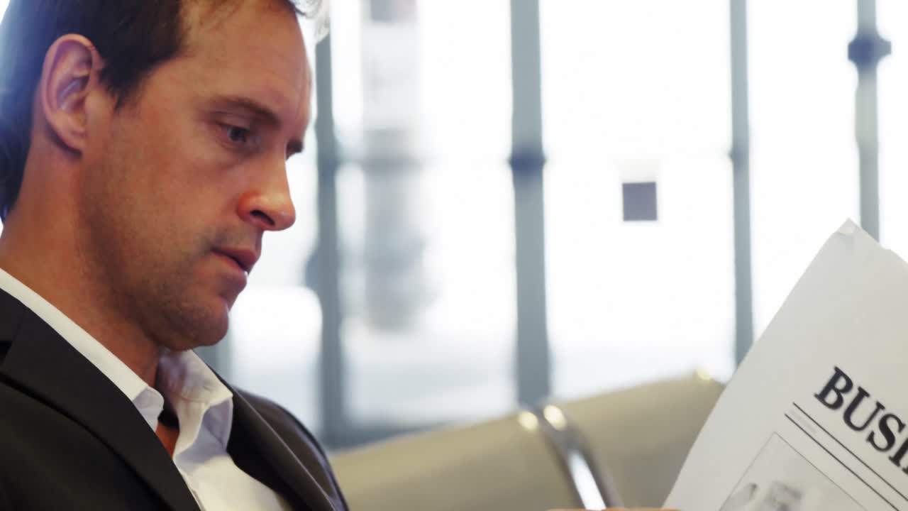 신문을 읽는 사업가