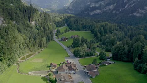 Drone-Camero-Viene-De-Adelante-Hacia-Atrás-De-Poca-Altura-Las-Casas-Son-El-Camino-Entre-Las-Casas-Va-La-Mejor-Vista-De-Suiza