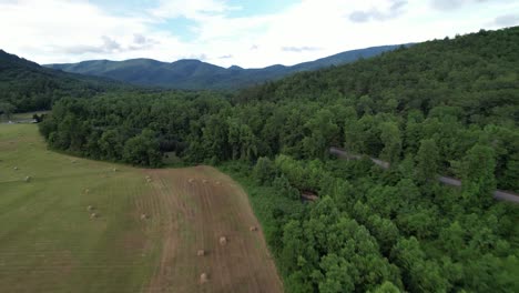 Table-Rock-NC-Und-Hawksbill-Mountain-Im-Hintergrund