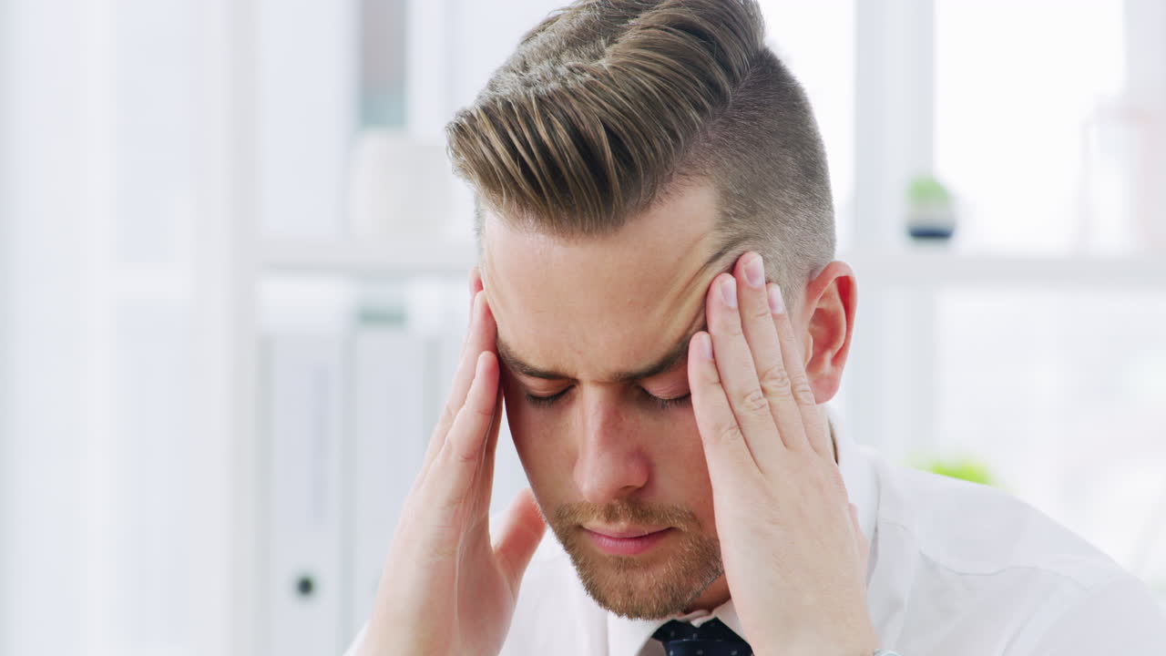 его глаза начинают напрягаться.