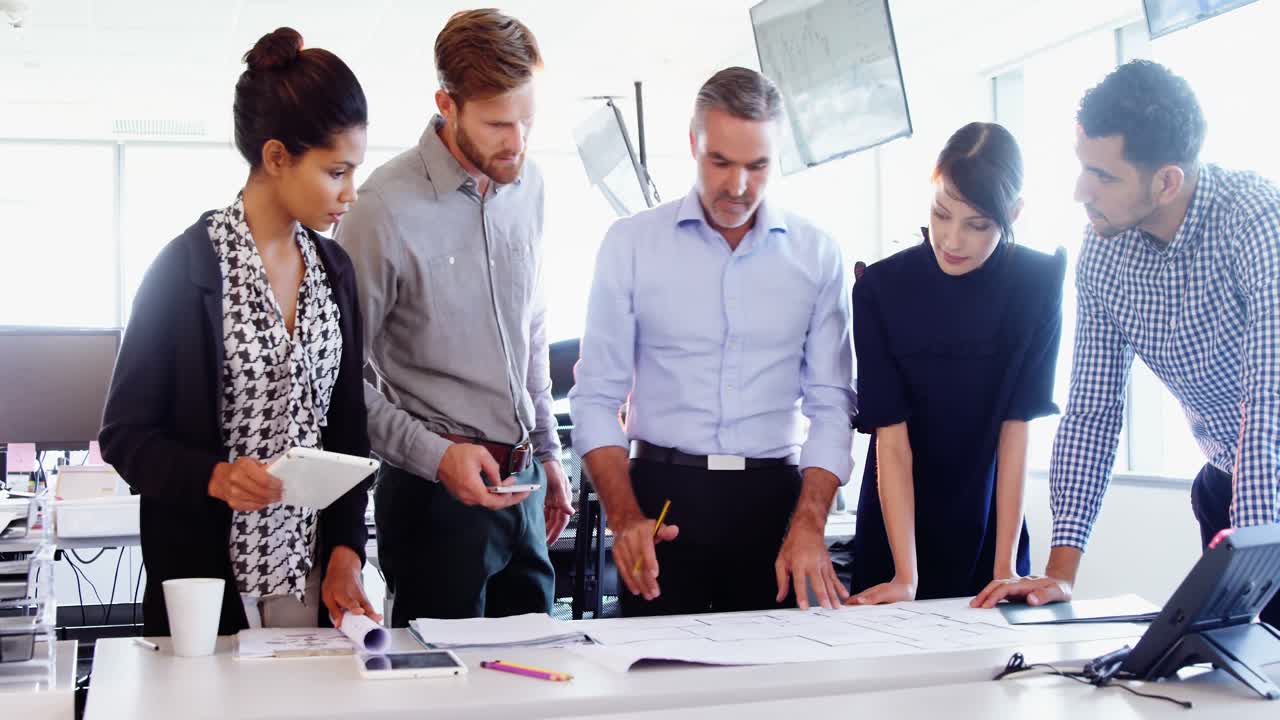 ejecutivos discutiendo sobre el proyecto