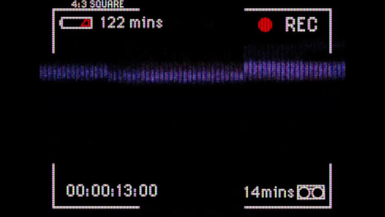 검은색 비디오 재생 인터페이스 화면에 파란색과 분홍색의 간섭 플래시의 애니메이션