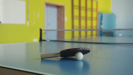 tenis de mesa en la sala de gimnasia de una escuela