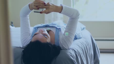 animación de un globo de conexiones con iconos sobre una mujer usando un teléfono inteligente