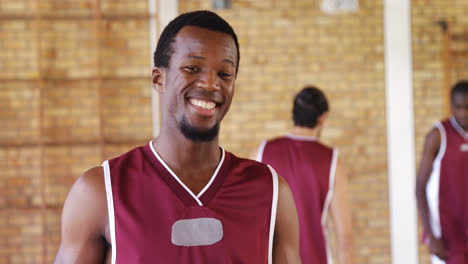 Jugador-De-Baloncesto-Sonriente-Sosteniendo-Una-Pelota-De-Baloncesto