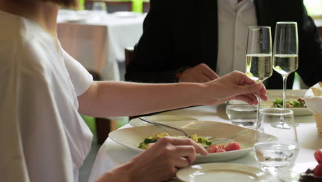 Gente-Disfrutando-De-Una-Deliciosa-Comida