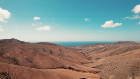 árido y escarpado paisaje de otro mundo, mirador astronomico, fuerteventura