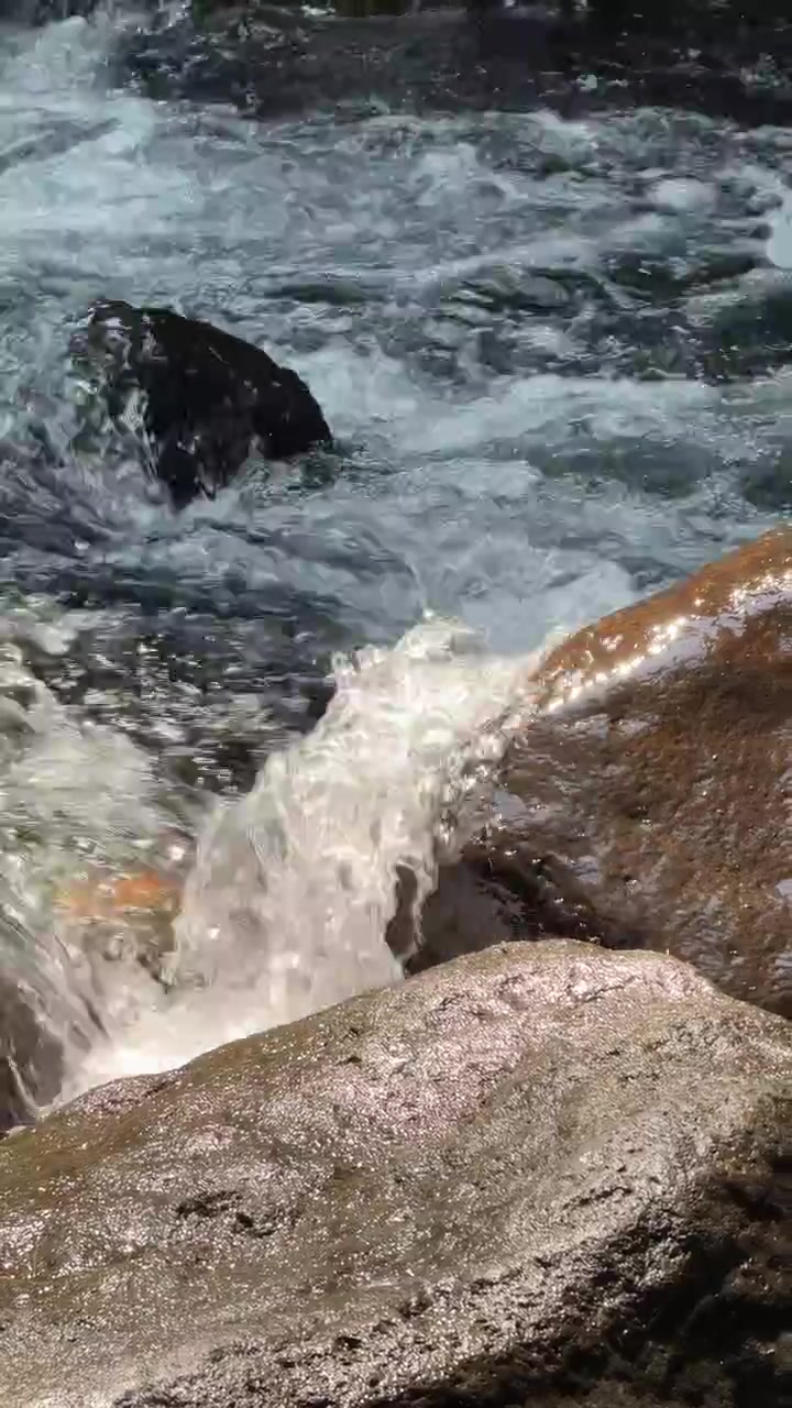 Acqua limpida che scorre sulle rocce lisce del fiume
