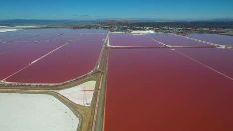 Imágenes-Aéreas-Sobre-Las-Notables-Salinas-Rojas-Y-Blancas-En-El-área-2-De-La-Bahía-De-Fremont-California