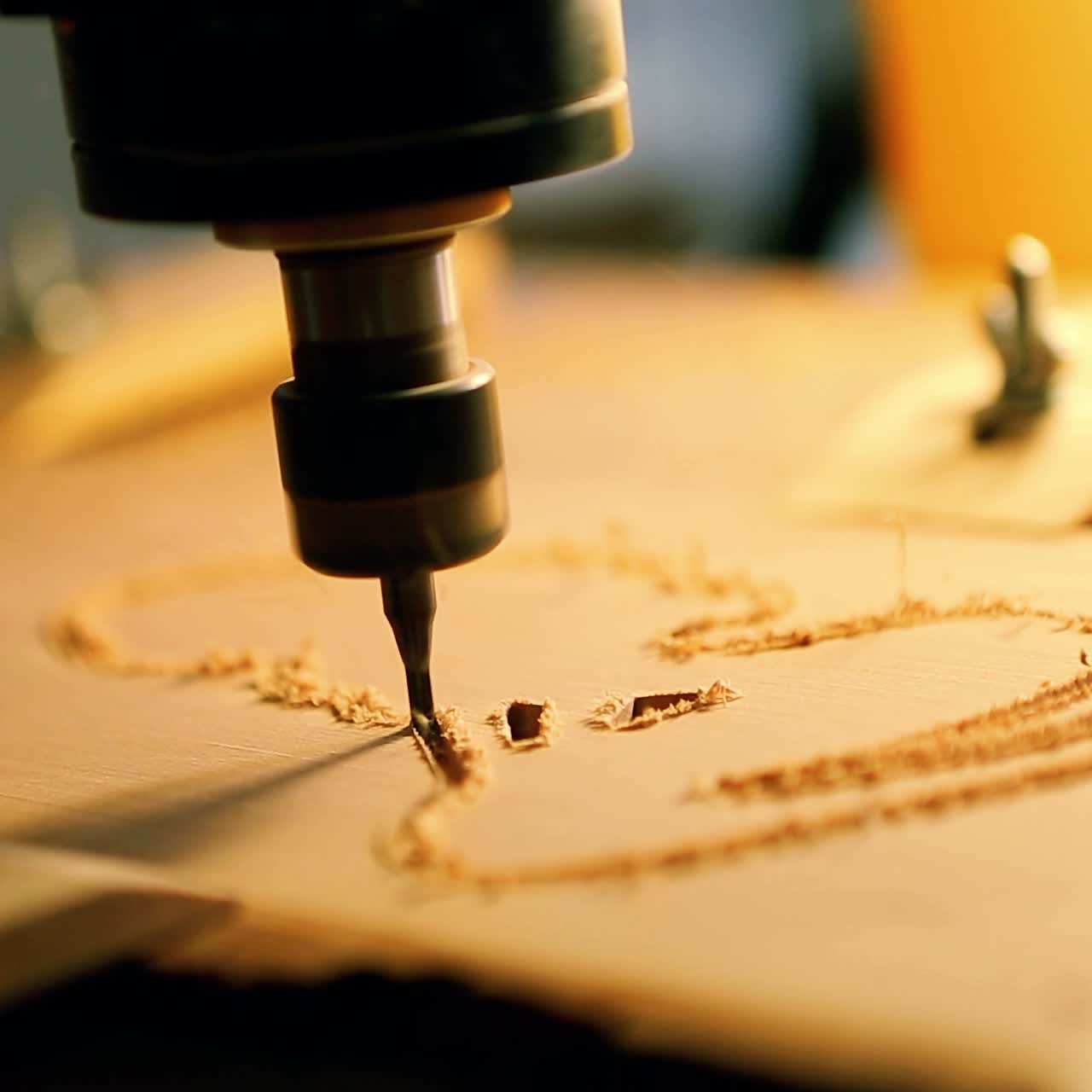 el taladro cnc está perforando en la tabla de madera