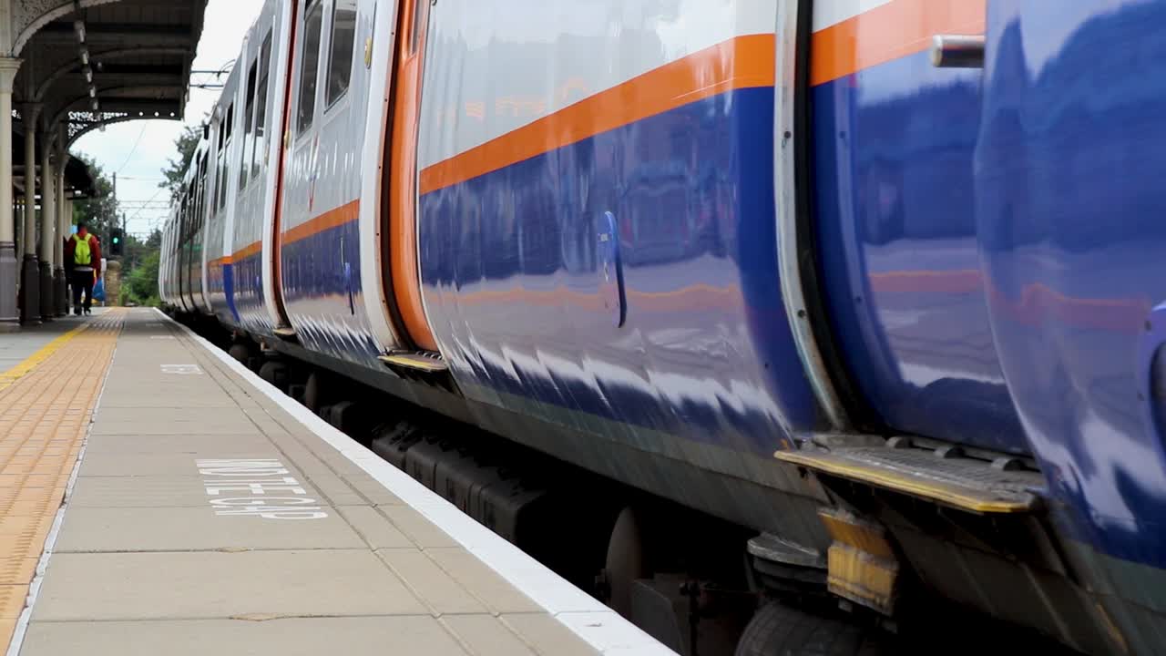 역을 떠나는 기차