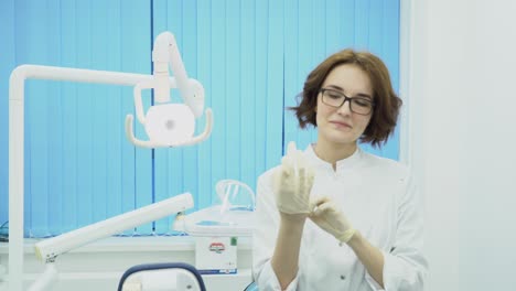 dentista que se prepara para el examen