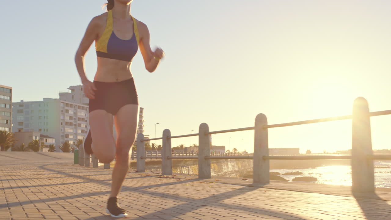 corriendo, asiático y playa de mujer en la ciudad