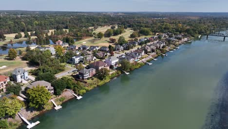 Casas-Frente-Al-Río-Con-Vista-Al-Agua,-Campo-De-Golf-Nacional-De-Augusta