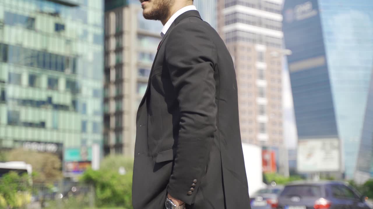 현대적인 젊은 사업가입니다.