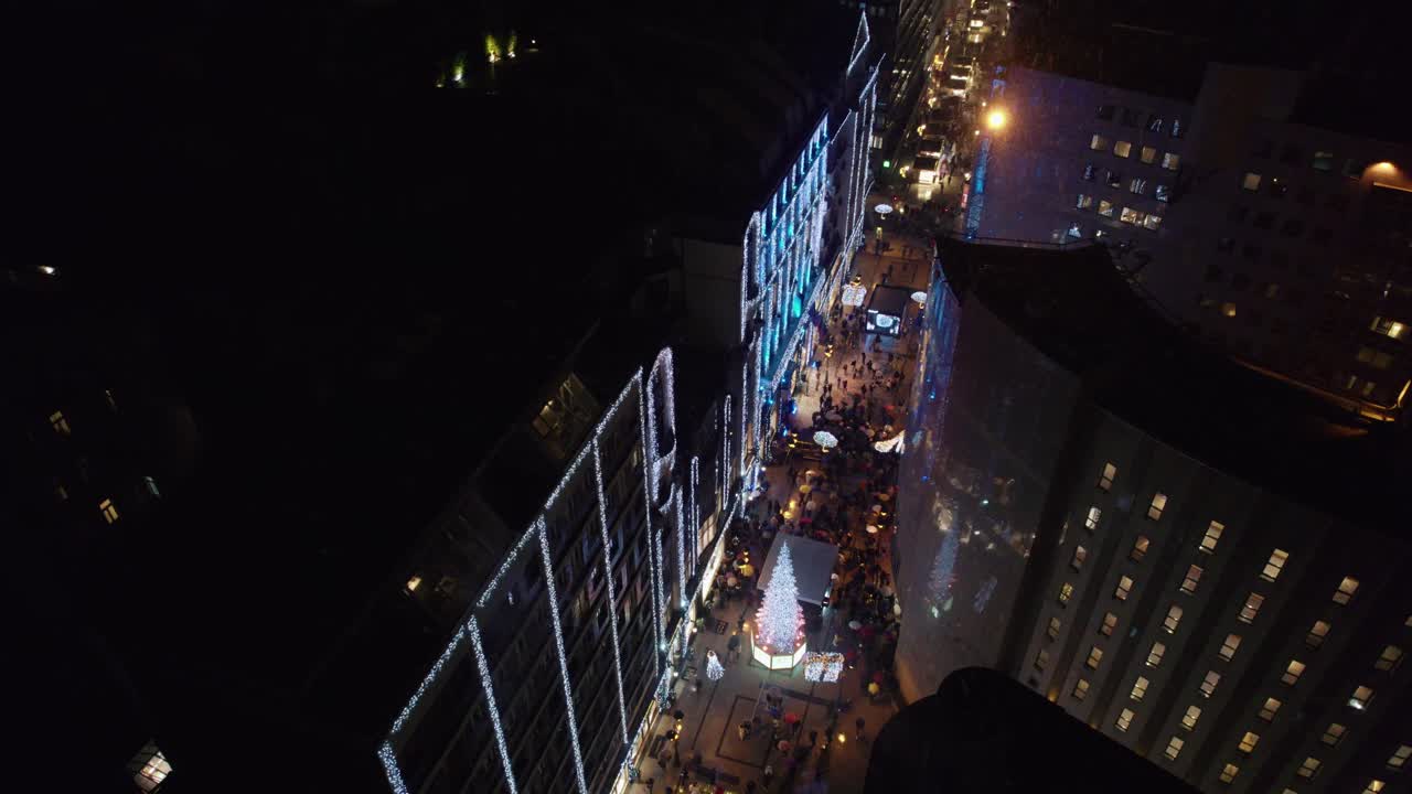 budapest por la noche con luces festivas y una multitud bulliciosa, vista aérea