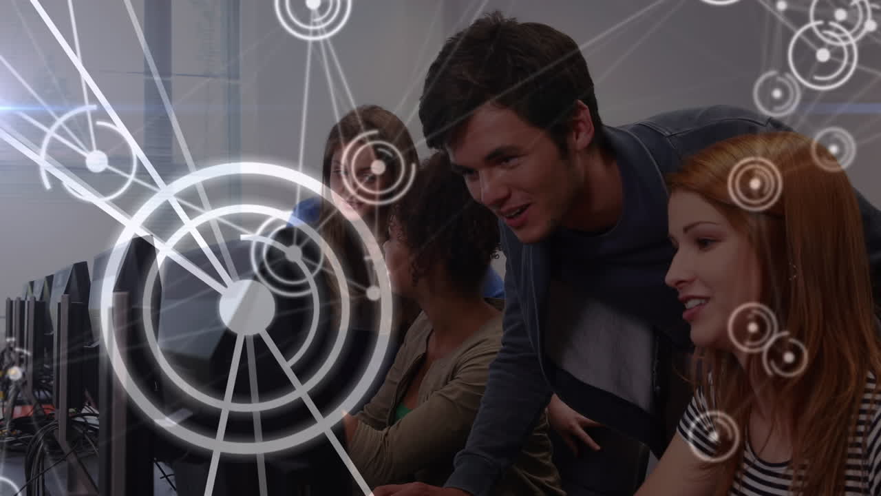 animación de la red de conexiones entre diversos colegas de oficina que utilizan la computadora en la oficina