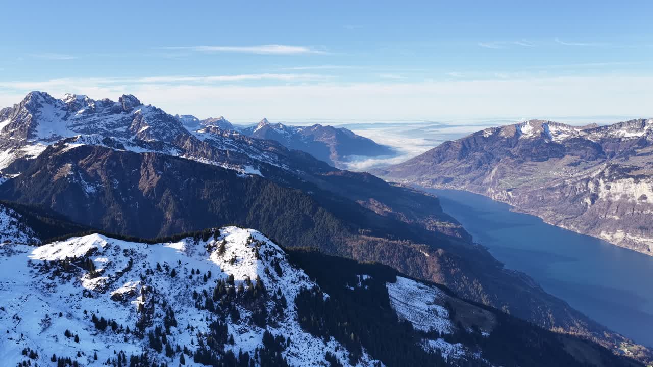 Walensee gölünün üzerindeki Churfirsten dağları, İsviçre drone görüntüsü, karla kaplı alp zirveleri, derin mavi su, kış manzarası ve huzurlu doğa