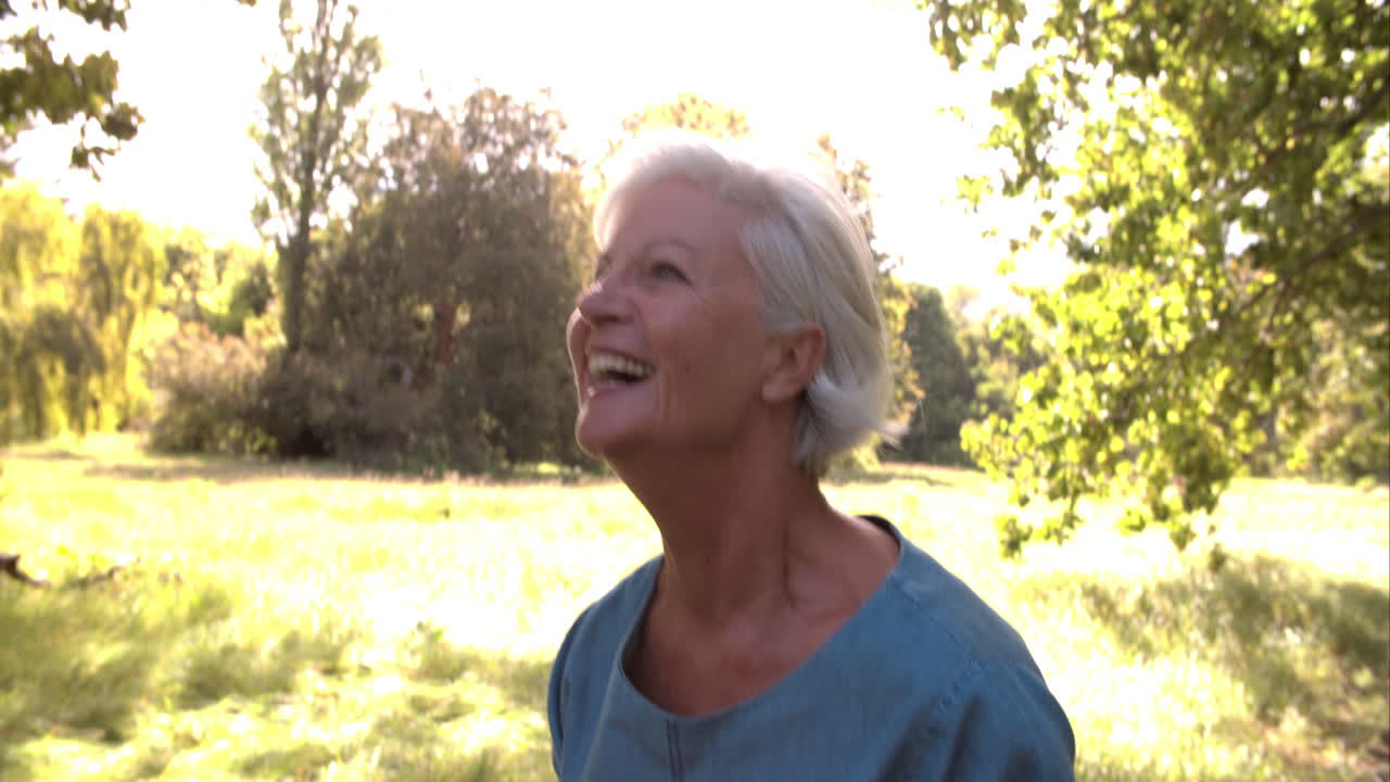 женщина бросает свою внучку в воздух и ловит ее