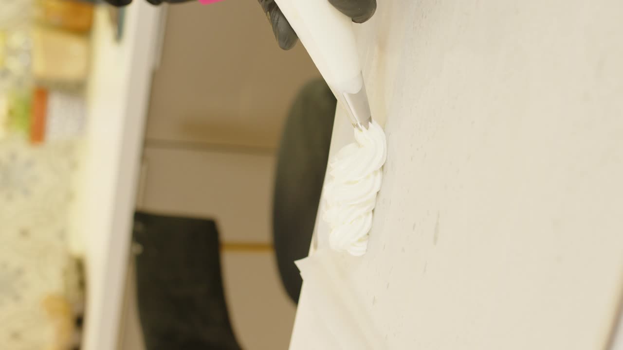 생과자 가방 형성 파블로바와 손의 수직 클로즈업 샷