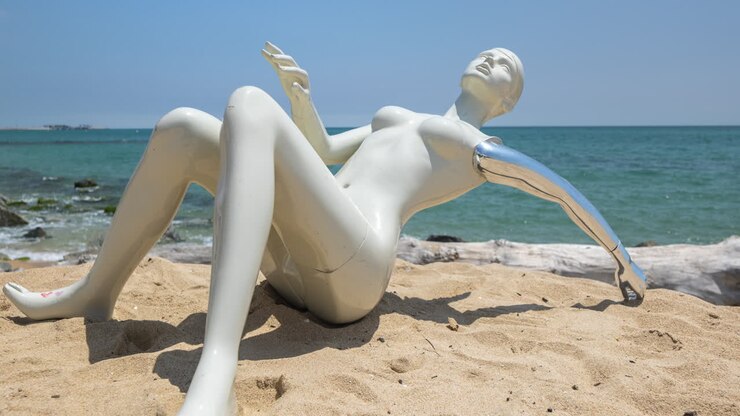 mannequin su una spiaggia