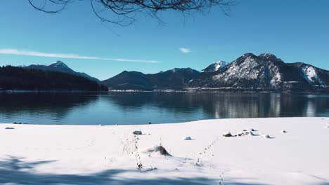 playa cubierta de nieve blanca en el lago walchensee en baviera, sur de alemania en las montañas de los alpes cerca de austria