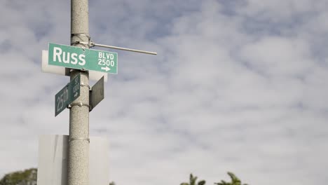 Russ-Street-Boulevard-Schild-Blvd-Mit-Wolken