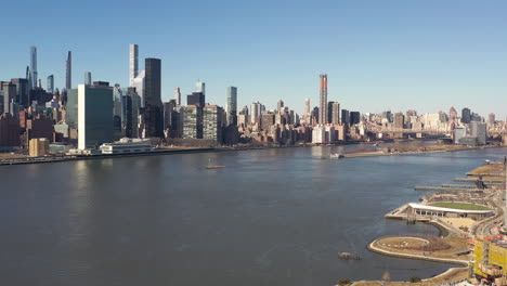 una vista de ángulo alto mirando al norte sobre el río este en un día soleado