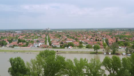 Vista-De-Pájaro-De-Ada-Ciganlija-Y-El-Paisaje-Urbano-De-Belgrado-En-Serbia