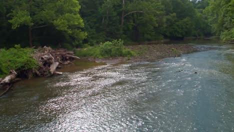 Rocky-River-Drohnenaufnahmen-In-Geringer-Höhe