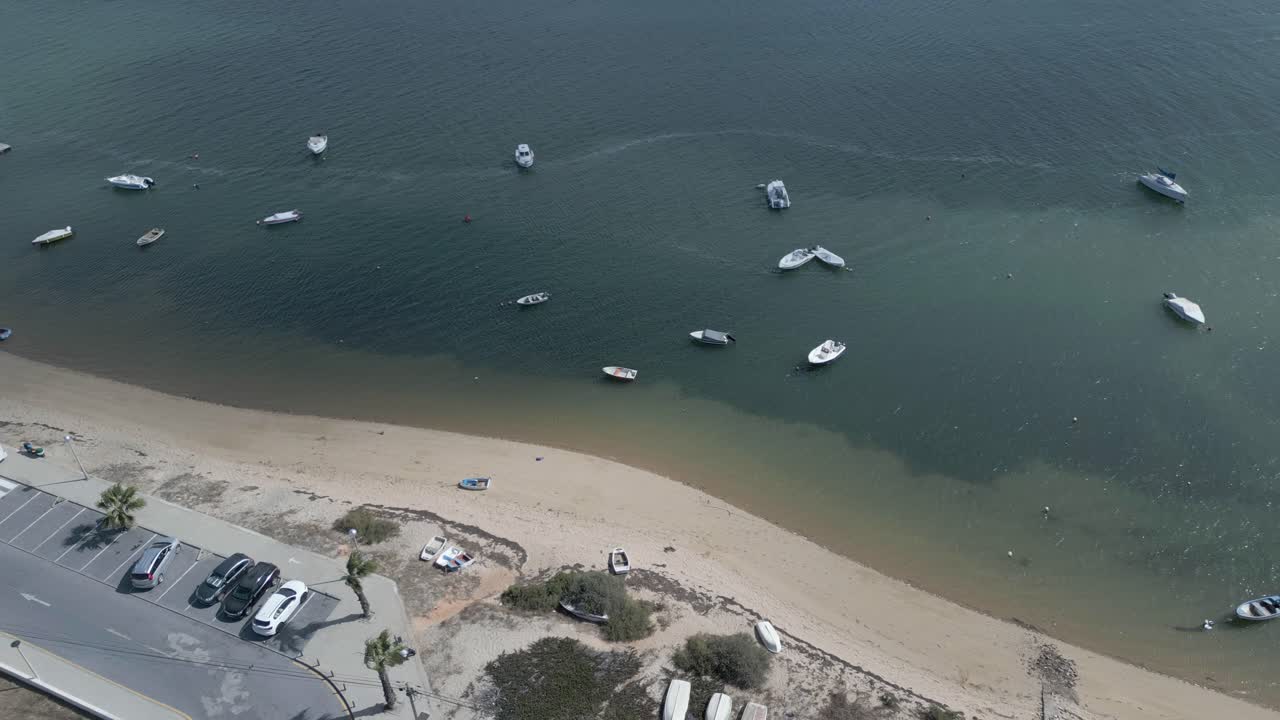 Volando sopra la spiaggia di Faro all'alba, Algarve, Portogallo.