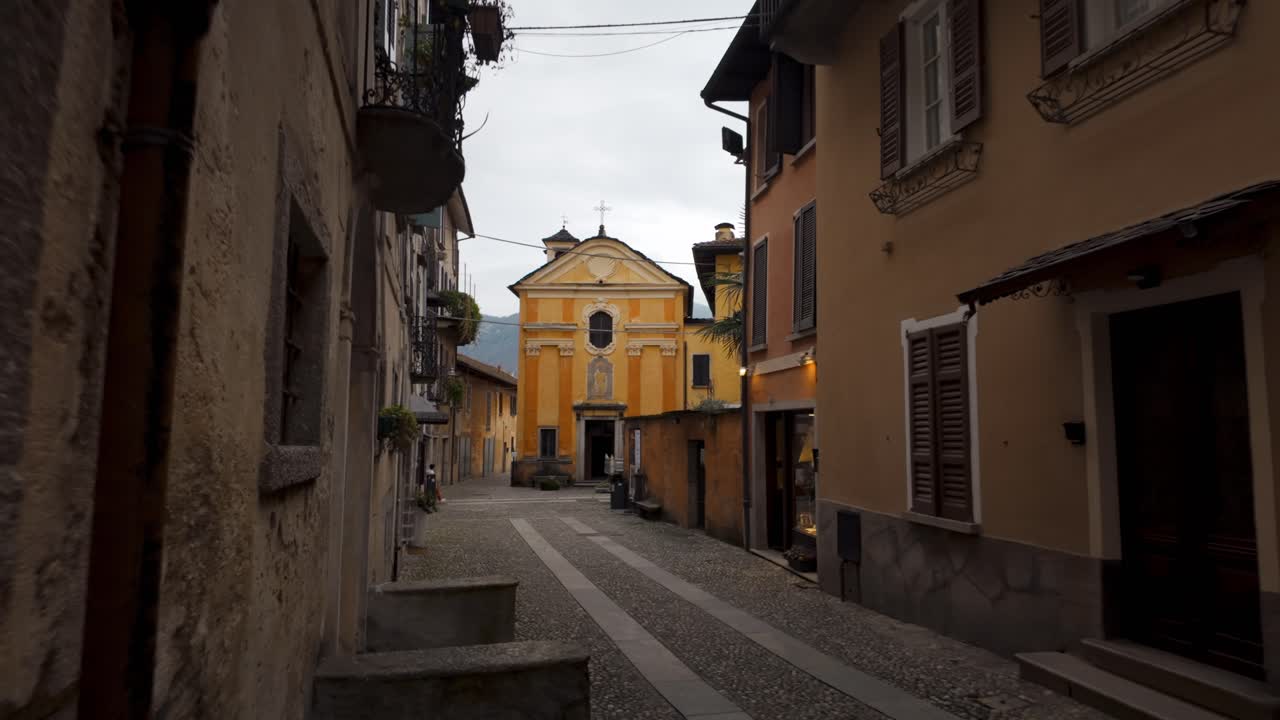 Strada stretta verso la Chiesa di San Rocco (Oratorio di San Rocco) a Orta San Giulio, Italia. Scatto POV
