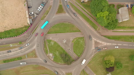 tomada aérea de arriba hacia abajo de carriles para bicicletas separados para bicicletas y peatones bajo una rotonda de stevenage, reino unido